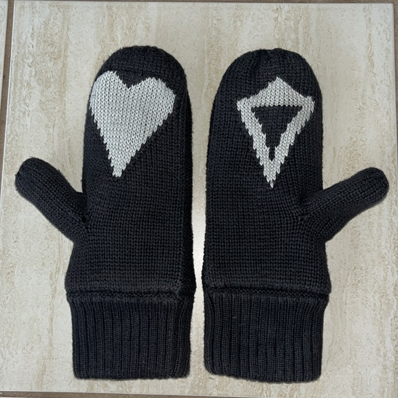 Ivivva “Naturally Nice” Mittens Med/Large (Women’s Small) - Picture 1 of 6